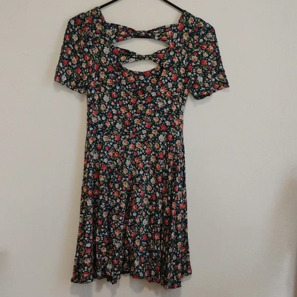 sound & matter | Vintage-inspired Floral short sleeve skater dress | Juniors S - Picture 4 of 6
